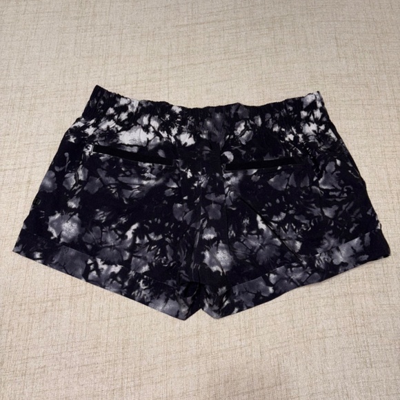 Lululemon | Spring Break Away Short II | Size 10 - Picture 4 of 8